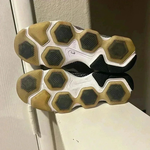 Nike Women’s Flyknit Black white 698616-0015 Size 11 Running Training sneakers - Picture 8 of 9